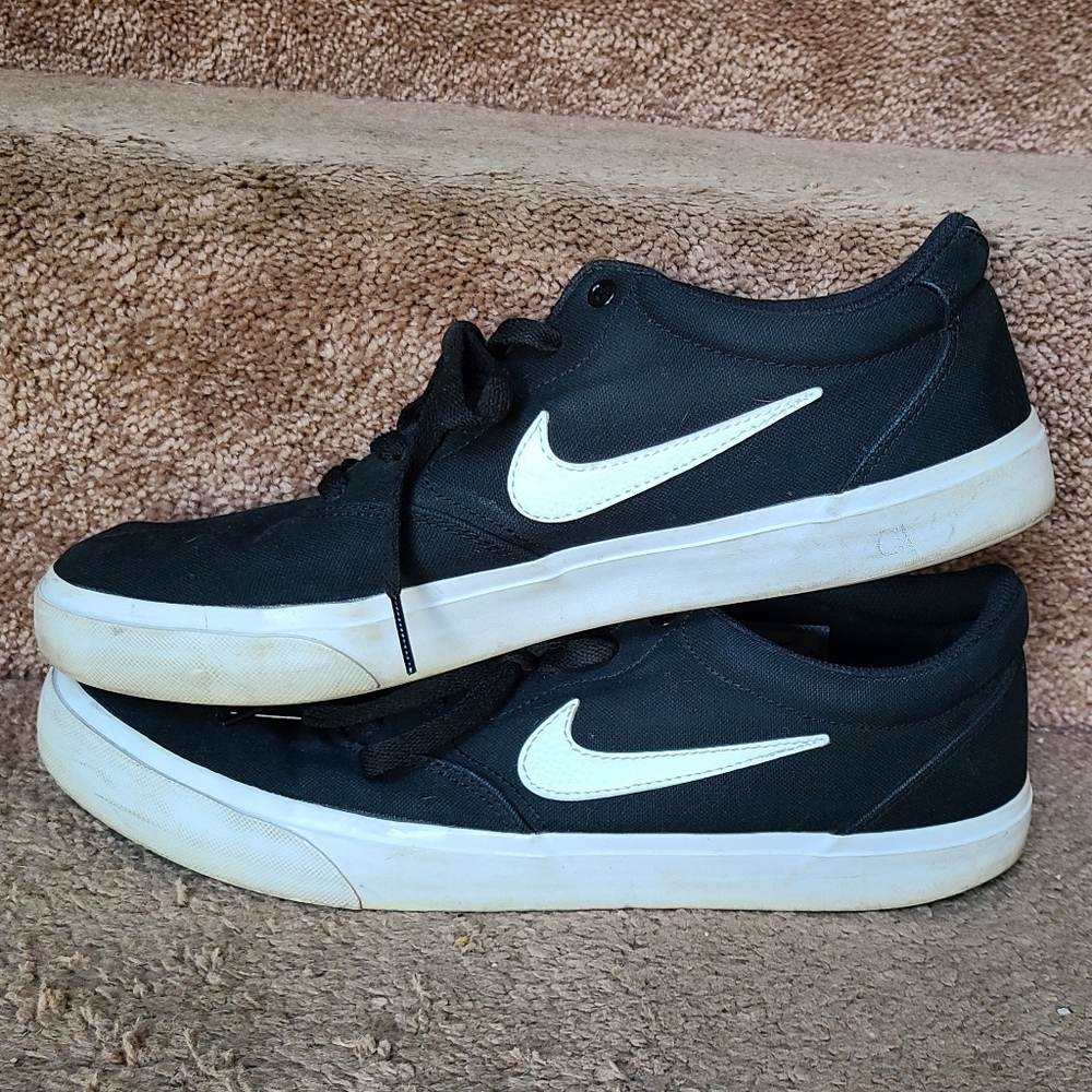 Nike Charge Men's Canvas Sneakers Size 11.5 Black And White